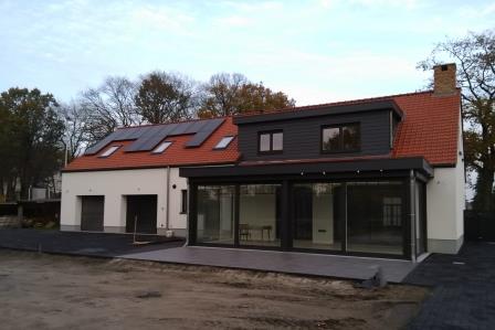 De achtergevel met de nieuwe veranda De achtergevel met de nieuwe veranda